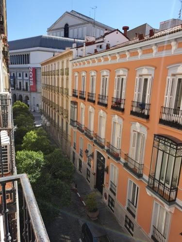 8 Rooms Madrid — Property