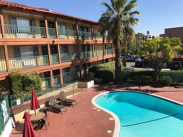 818 Hotel Pool an Ascend Hotel Collection Member Los Angeles California — Property