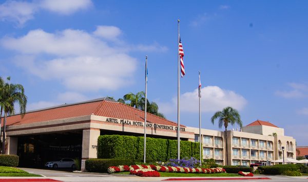 Airtel Plaza Hotel Los Angeles California — Property