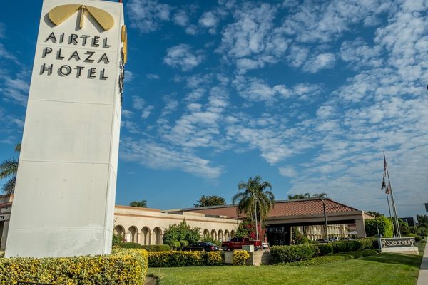 Airtel Plaza Hotel Los Angeles California — Property