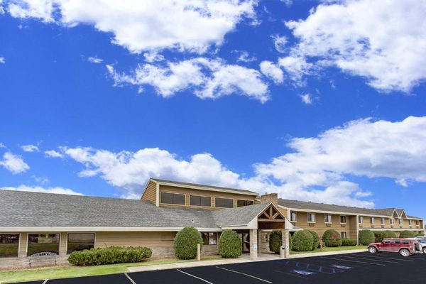 AmericInn by Wyndham Dickinson — Property