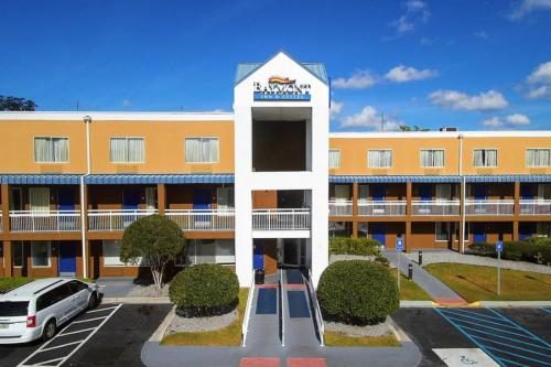 Baymont by Wyndham Savannah Midtown — Property