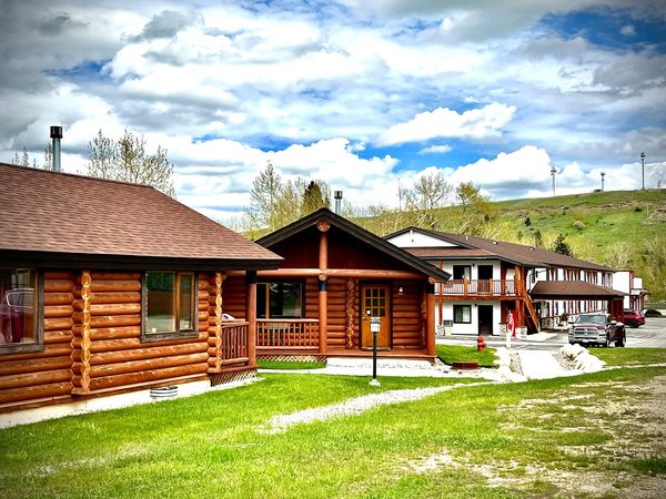 Beartooth Hideaway Inn Cabins — Property