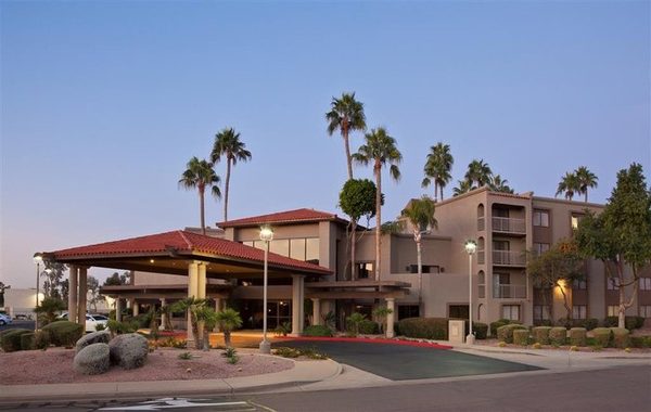 Best Western Plus Scottsdale Thunderbird Suites — Property