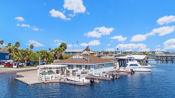 Bluff s Landing Marina Lodge — Property