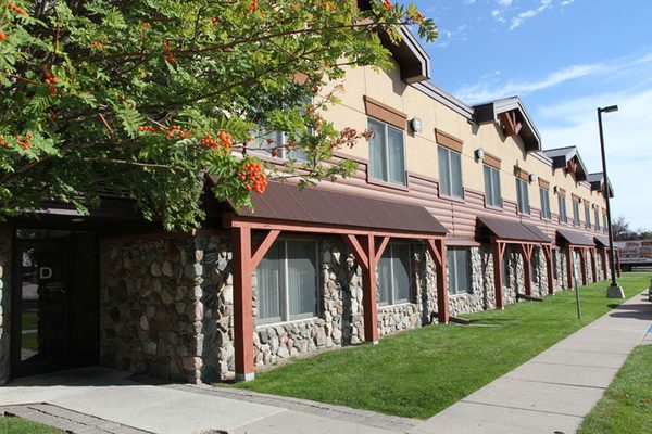 C mon Inn Grand Forks — Property