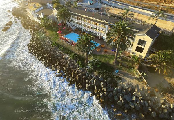 Cliff House Inn on the Ocean Ventura California — Property