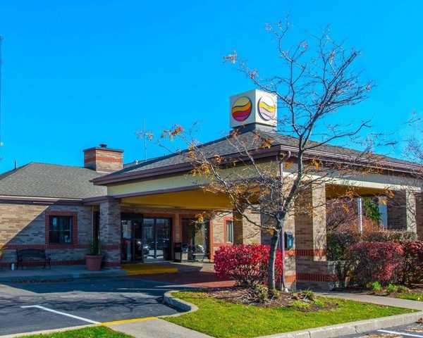 Comfort Inn Suites Erie Splash Lagoon Indoor Waterpark — Property
