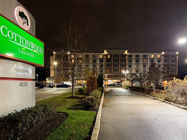 Cottonwood Airport Expo Hotel Louisville — Property