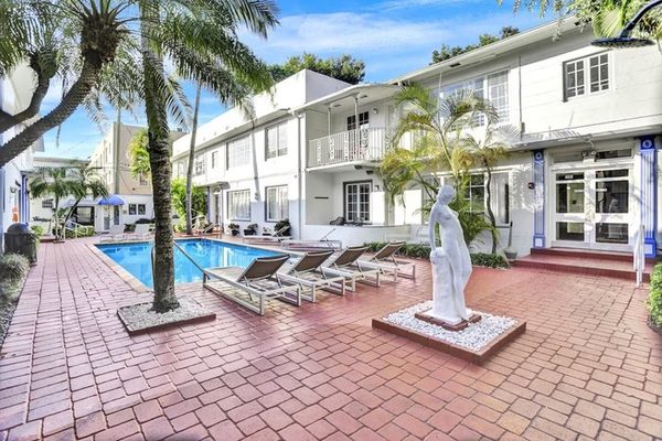 Courtyard Apartments Part Of The Oasis Casita Collection Miami Beach Florida — Property
