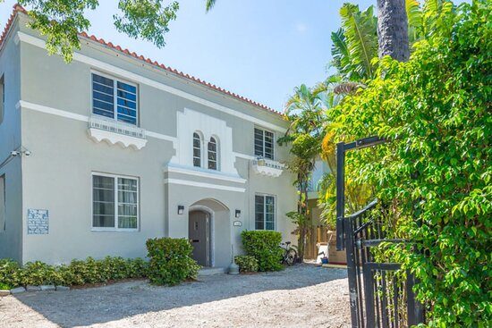 Courtyard Apartments Part Of The Oasis Casita Collection Miami Beach Florida — Property