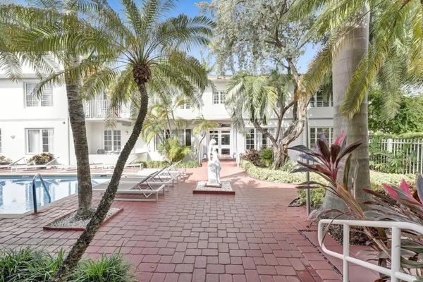 Courtyard Apartments Part Of The Oasis Casita Collection Miami Beach Florida — Property