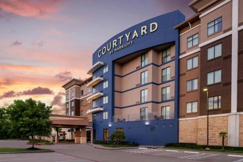 Courtyard by Marriott Houston Kingwood — Property