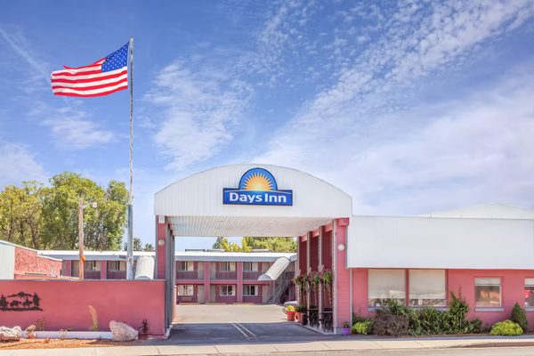 Days Inn by Wyndham Burns — Property