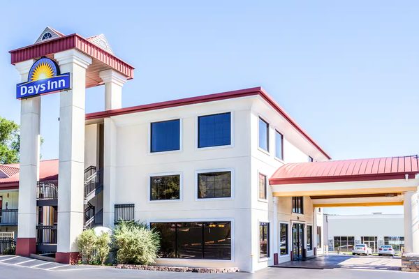 Days Inn by Wyndham Dalton — Property