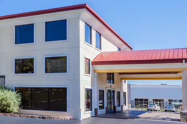 Days Inn by Wyndham Dalton — Property