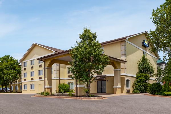 Days Inn by Wyndham Kansas City International Airport — Property