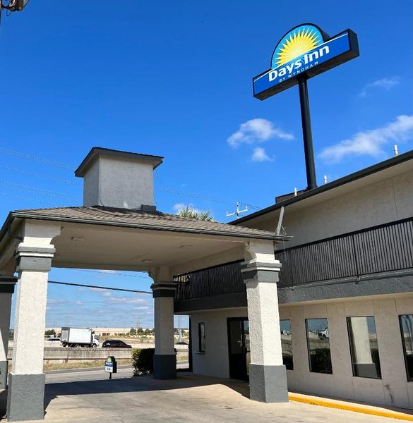 Days Inn by Wyndham Morgan s Wonderland IH 35 N — Property