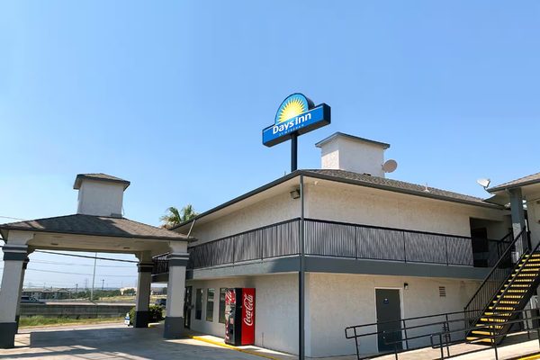 Days Inn by Wyndham Morgan s Wonderland IH 35 N — Property