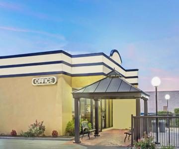 Days Inn by Wyndham Norfolk Military Circle — Property