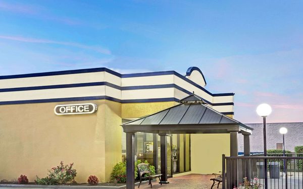 Days Inn by Wyndham Norfolk Military Circle — Property