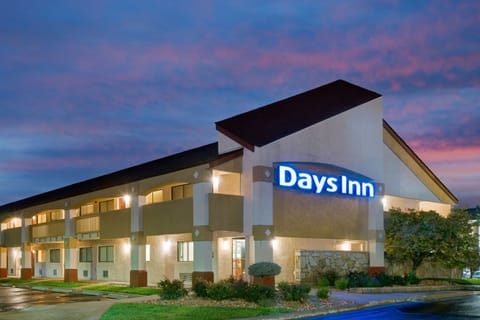 Days Inn by Wyndham Overland Park Metcalf Convention Center — Property