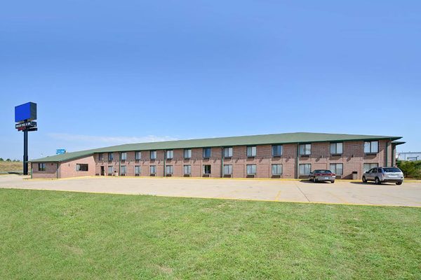 Days Inn By Wyndham Ozark Springfield — Property