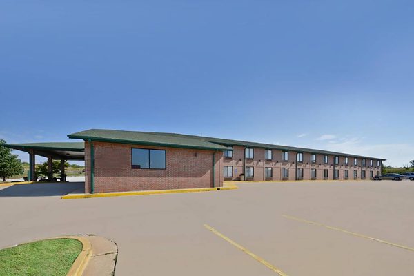 Days Inn By Wyndham Ozark Springfield — Property