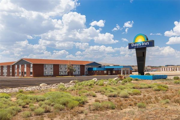 Days Inn by Wyndham Rawlins — Property