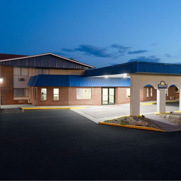 Days Inn by Wyndham Rawlins — Property