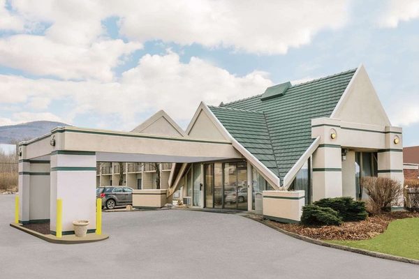 Days Inn by Wyndham Rutland Killington Area — Property