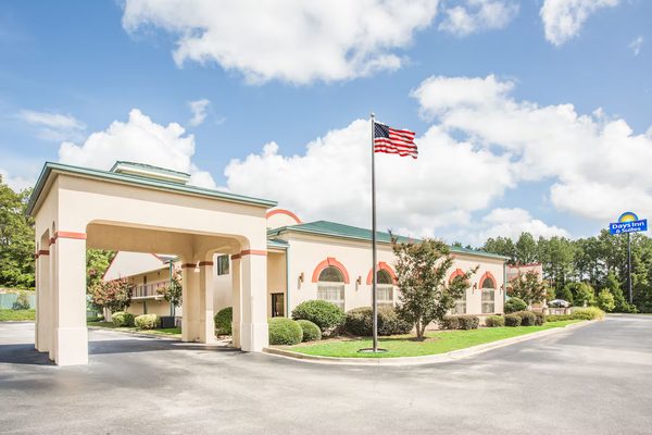 Days Inn Suites by Wyndham Columbia Airport — Property
