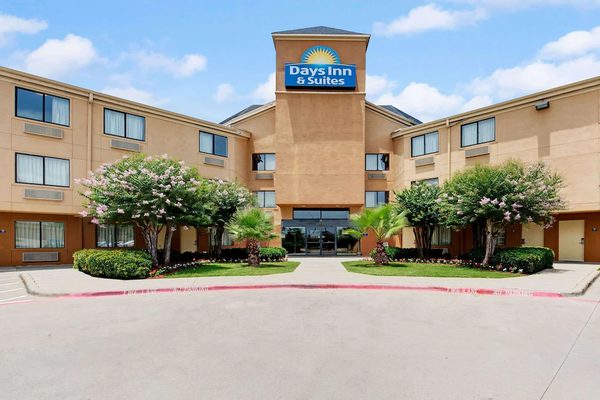 Days Inn Suites by Wyndham DeSoto — Property