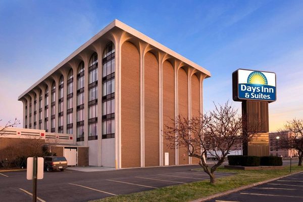 Days Inn Suites by Wyndham Elyria — Property