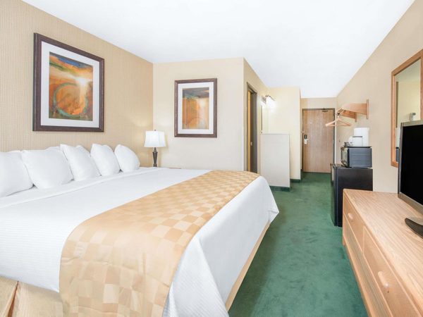 Days Inn Suites by Wyndham Fargo 19th Ave Airport Dome — Property
