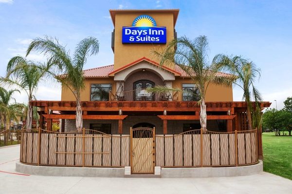 Days Inn Suites By Wyndham Houston North spring — Property