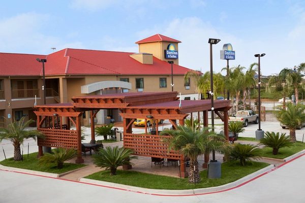 Days Inn Suites By Wyndham Houston North spring — Property