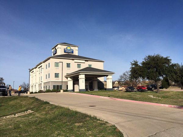 Days Inn Suites by Wyndham Mineral Wells — Property