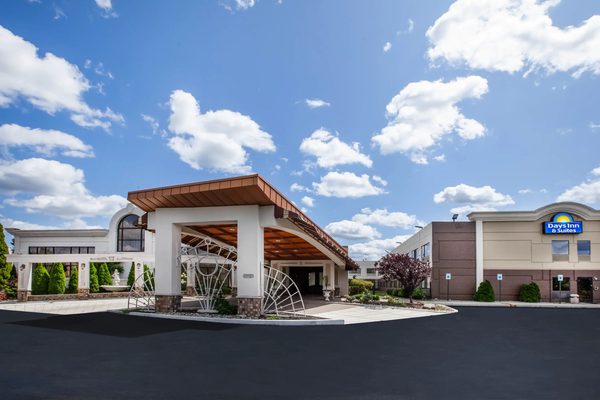 Days Inn Suites by Wyndham Rochester Hills MI — Property