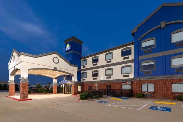 Days Inn Suites by Wyndham Sam Houston Tollway — Property