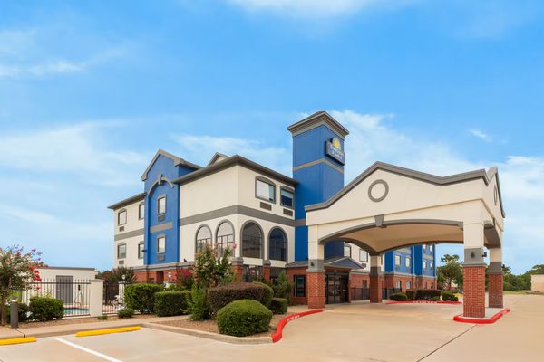 Days Inn Suites by Wyndham Sam Houston Tollway — Property