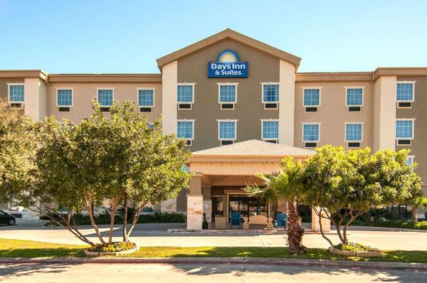 Days Inn Suites by Wyndham San Antonio Near Frost Bank Center — Property