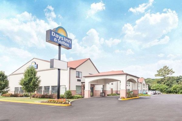 Days Inn Suites by Wyndham Seaford — Property