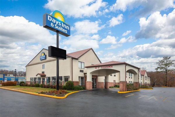 Days Inn Suites by Wyndham Seaford — Property