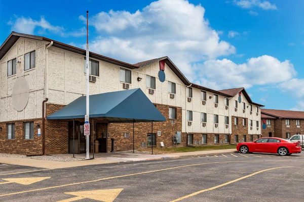 Econo Lodge Inn and Suites Auburn Michigan — Property