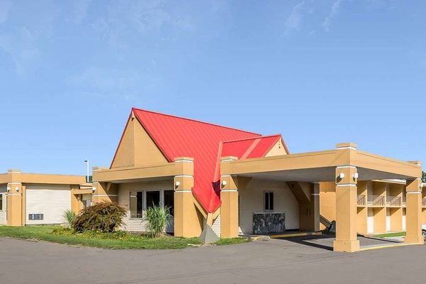Econo Lodge Inn Suites — Property