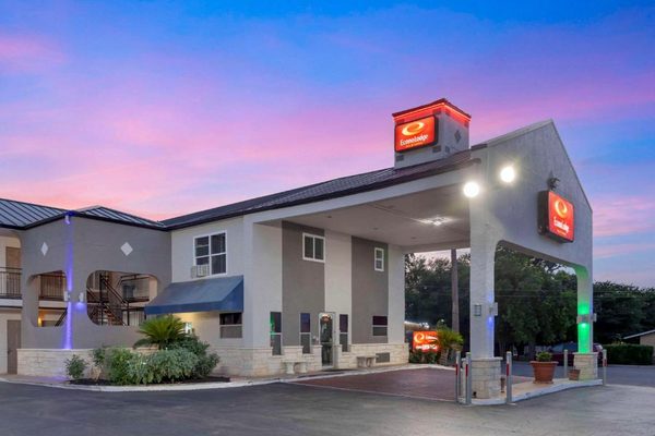 Econo Lodge Inn Suites Near Lackland AFB — Property