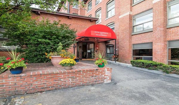 Econo Lodge — Property