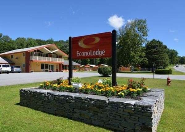 Econo Lodge — Property