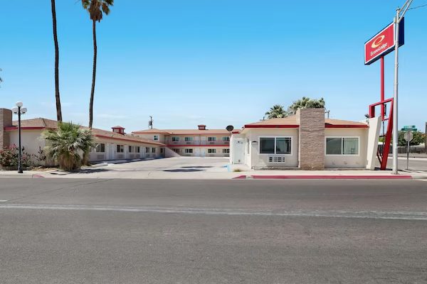 Econo Lodge — Property